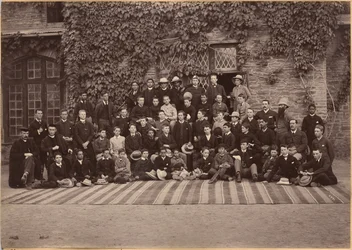 Élèves et personnel des classes moyennes, Bishop Cotton School, Shimla (verso)