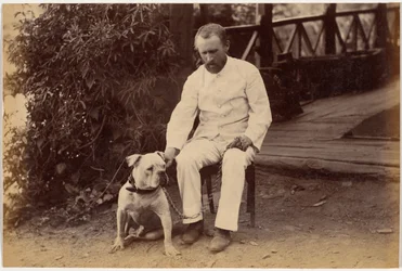 Robert Hotz, Esquire, et bouledogue
