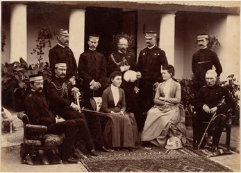 Le duc et la duchesse de Connaught, avec le colonel Adam, le capitaine H.V. Benett, le colonel Becher, le général Knowles, le capitaine Herbert, le colonel Cavaye, Mme Cavaye et le général R. Gellispie, Mhow