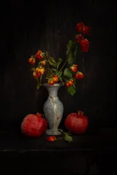 Roses fanées et grenades
