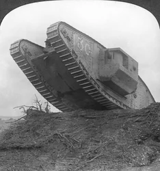 Un char brisant les fils de fer à Cambrai, France, Première Guerre mondiale, vers 1917-1918