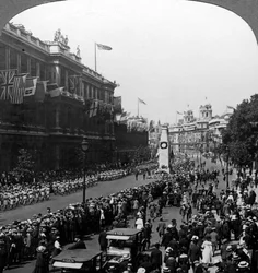Troupes indiennes saluant le Soldat Inconnu au Cénotaphe, Whitehall, Londres, vers 1920