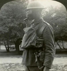 Infanterie équipée des derniers masques à gaz et casques en acier, Première Guerre mondiale, 1915-1918