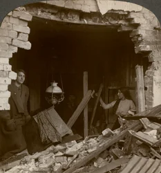 Les dégâts causés par une bombe Zeppelin allemande, Première Guerre mondiale