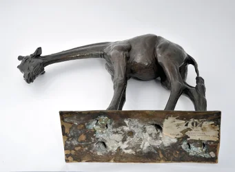 Grande girafe avec tête baissée, modelée 1909-10, coulée avant 1913