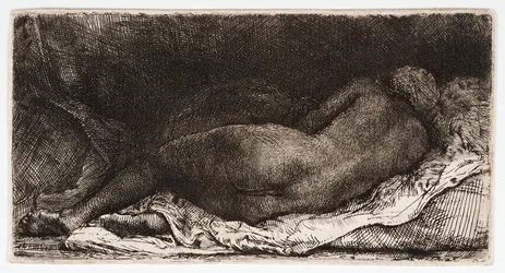 La femme nue, dormant avec ses fesses dans le vent