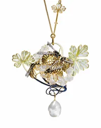 Un collier pendentif Art Nouveau en émail, diamant et perle