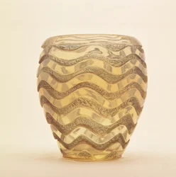 Vase lourd moulé avec motif de vagues en relief poli par Lalique, vers 1902