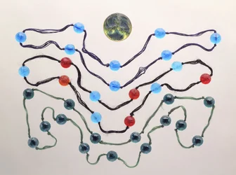 Trois brins de verre coloré et une broche en verre moulé dépoli (