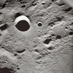 « Longues ombres sur la surface lunaire »