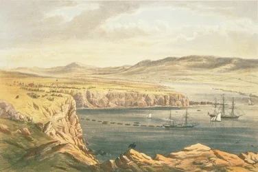 Vue de Port Magee, Valentia, depuis les hauteurs de Cora Beg, le HMS Caroline posant l