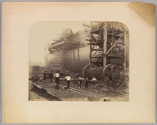 Hommes au travail à côté des chaînes de lancement du "Great Eastern"