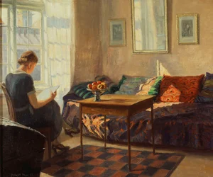 Une femme lisant à une fenêtre