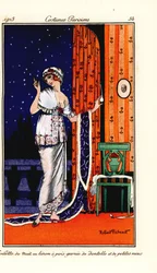 Femme en robe de soirée en lin à pois décorée de dentelle et de roses. Toilette de nuit en linon à pois garnie de dentelle et de petites roses.