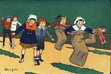 La course en sac. Gravure dans « À quoi jouons-nous ? » par E. Weber avec des dessins aquarellés de Robert Salles (1871-1929). Librairie Garnier Frères, Paris