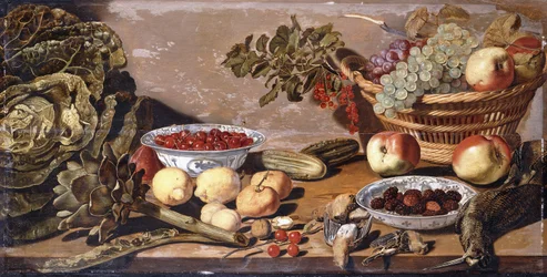 Bols de cerises et de mûres, un panier de raisins, pommes et groseilles rouges, un chou, artichaut, citrons, cornichons, noix, autres fruits, bécassines et grives mortes sur une table