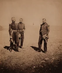 Généraux français Labousinière et Beuret debout avec un troisième officier, guerre de Crimée, Crimée, Ukraine