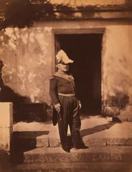 Maréchal français Pélissier, portrait en pied en uniforme et chapeau, debout devant un bâtiment, guerre de Crimée, Crimée, Ukraine