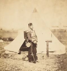 Soldat en tenue de marche complète