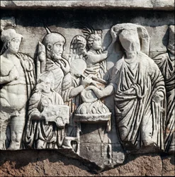 Décennalie de la tétrarchie, représentant un tétrarque couronné par une Victoire faisant une libation au dieu Mars