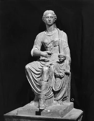 Agrippine la Jeune avec son fils Néron (photo en noir et blanc)