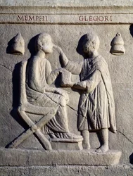Un ophtalmologue examine les yeux de son patient (Bas-relief, 2ème siècle)