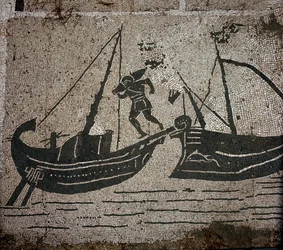 Ostie antique (Ostia). Place des Corporations. Mosaïque de la Corporation des marins de Sabratha. Chargement de marchandises sur un navire