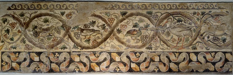 Rome antique : mosaïque des saisons représentant des fleurs et des animaux