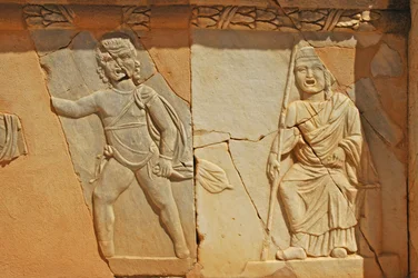 Bas-reliefs sur le proscenium du théâtre romain, Sabratha, Libye, IIe siècle après J.-C.