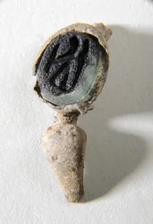 Bague avec intaille (argent et verre)