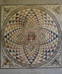 Mosaïque géométrique avec Dionysos au centre découverte dans une villa romaine à Corinthe, Grèce, civilisation romaine, seconde moitié du IIe-début du IIIe siècle après J.-C.