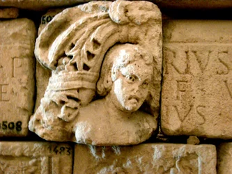 Tête, fragment de sarcophage, vers 1er siècle