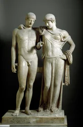 Art romain : « Oreste et Électre » - Sculpture en marbre provenant de Pouzzoles, Ier siècle apr. J.-C., dimensions : 160 cm - Musée archéologique national, Naples - Civilisation romaine : Électre et Oreste - Sculpture en marbre, H. 160 cm