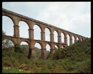 Art romain : vue de l’aqueduc de Tarragone (aqueduc des Ferreres ou Pont du Diable), Ier siècle, Espagne (art romain : vue de l’aqueduc romain Pont de les Ferreres (Pont del Diable), Tarragone, Espagne)