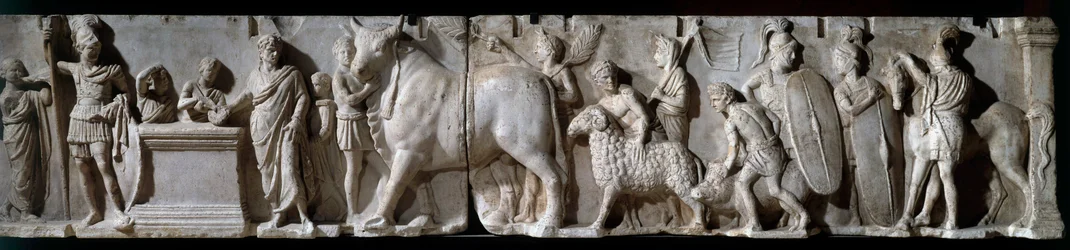 Art romain : autel de Domitius Ahenobarbus. 100 av. J.-C. Scène de sacrifice au dieu Mars. Relief en marbre. Hauteur 2,05 m. Paris, musée du Louvre
