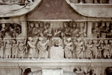 Art romain : bas-relief en marbre représentant la distribution de subsides au peuple dans le forum de César. 312-315 ap. J.-C. Arc de Constantin, Rome