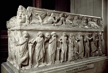 Art romain : sarcophage en marbre décoré de bas-reliefs représentant les Muses et une scène de banquet