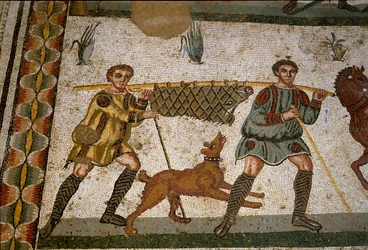Art romain : deux esclaves portent un sanglier. Détail de la mosaïque de « La petite chasse », 315-350 apr. J.-C. Piazza Armerina, Villa Romana del Casale