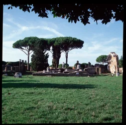 Art romain : vue des ruines du Temple de Rome et d