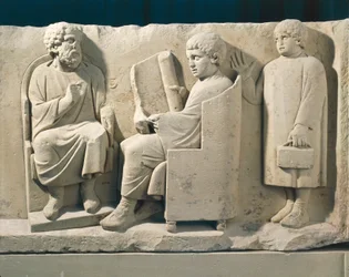 Monument funéraire en pierre avec relief représentant l