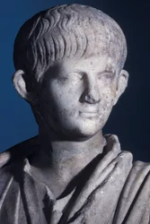 Statue togée du jeune Néron, vue de face de la tête, c.50 AD (détail)