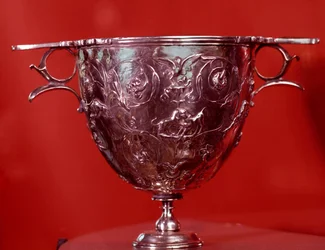 Trésor de Boscoreale : canthare (vase à boire) avec feuilles de platanes. Fin du 1er siècle avant J.-C. - 1er siècle après J.-C. Hauteur 0,17 m. Paris, Musée du Louvre