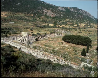 Vue de la rue des Curètes vers la bibliothèque de Celsus