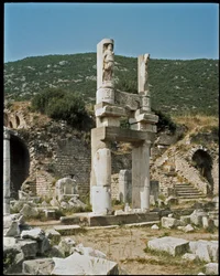 Vue du temple de Domitien dédié à l