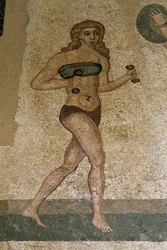 Jeunes Romains pratiquant des exercices physiques. Ils portent un pagne autour des reins et un strophium (ancêtre du soutien-gorge) sur la poitrine. Une ceinture autour des reins. Mosaïque romaine du IIIe - IVe siècle de la Villa del Casale, Piazza Armerin
