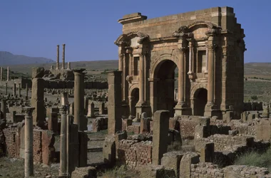 Arc de Trajan et temple capitolin (52-117 après J.-C.), vers 100 après J.-C., Haute période impériale (27 avant J.-C.-395 après J.-C.)