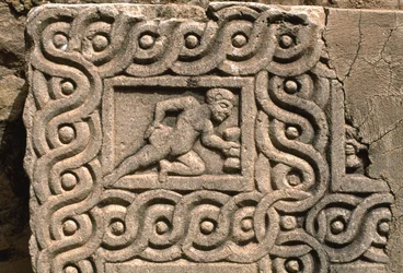 Fragment architectural avec décoration sculptée (détail)