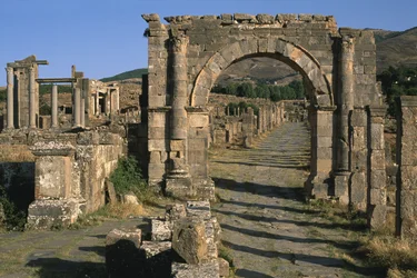 Carte, arche et temple de Vénus (à gauche), Haute période impériale (27 av. J.-C.-395 apr. J.-C.)