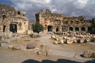 Sanctuaire de Jupiter Héliopolitain, cour hexagonale, Haute période impériale (27 av. J.-C.-395 apr. J.-C.)