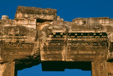 Temple de Bacchus, détail du linteau de la porte